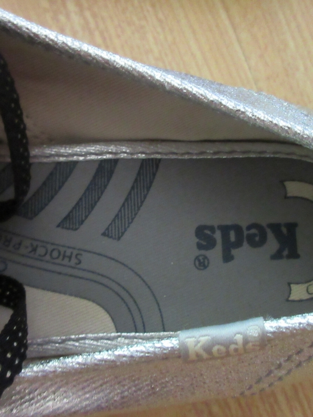 Women's KEDS Cushioned Heel Shock-Proof Arch Lace Up Metallic Silver Size 9 - Picture 3 of 3